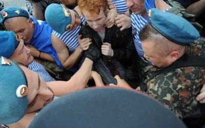 ОМОНовцам удалось защитить гомосексуалиста от десантников / Обновлено 2