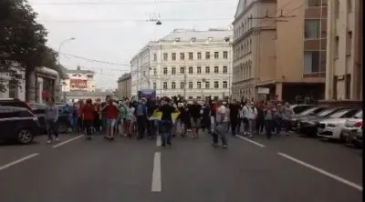 Националисты и футбольные фанаты перекрыли движение на одной из улиц в Москве с требованием "Россия для Русских"