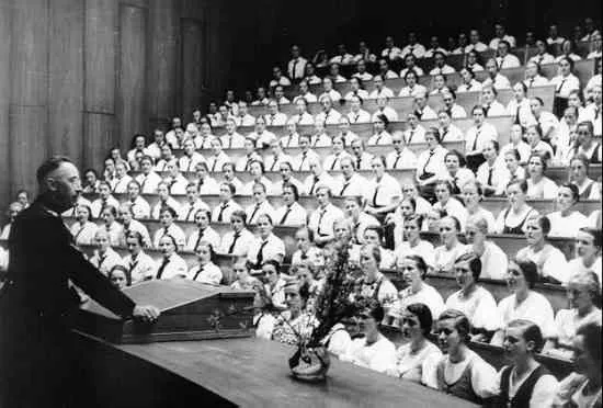 Демографическая политика двух политических систем: национал-социализма и демократии.