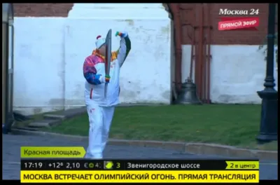 Олимпийский огонь загадочно погас во время прибытия на Красную площадь