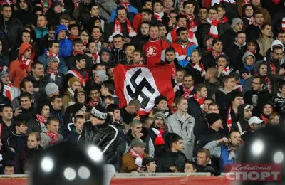 НАЦИСТСКИЙ ФЛАН НА ТРИБУНЕ ПОДНЯЛ ПРОВОКАТОР-ИУДА