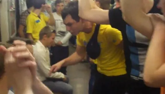 Евроукраинцы издеваются в метро над русским с криками «Бей москаля!»