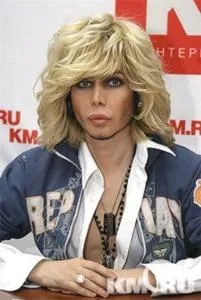 Русские мужчины превратились в гламурных девушек