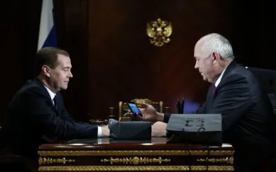 Чемезов презентовал Медведеву первый российский смартфон