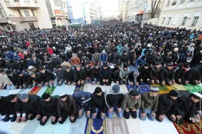 Плоды Путинизма. Мигранты из Азии и гости с Кавказа требуют провести митинг в Москве.