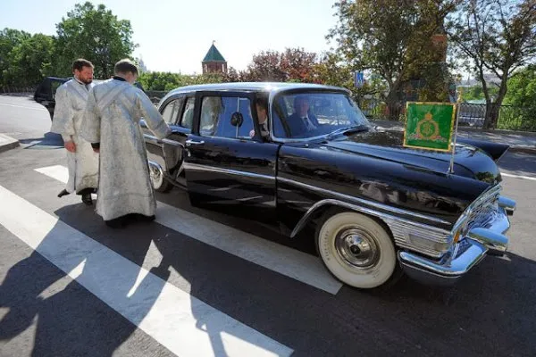 Смиренный кортеж патриарха всея Руси