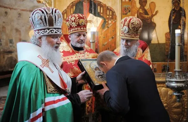 Смиренный кортеж патриарха всея Руси