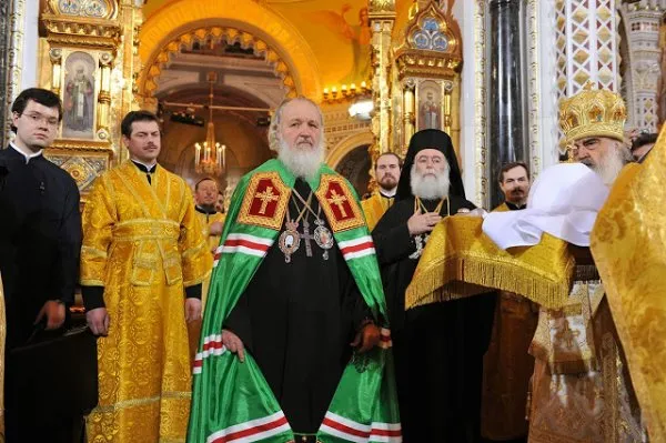 Смиренный кортеж патриарха всея Руси