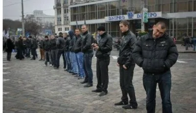 Вор Ханукович нанимает гопников для борьбы с восставшим народом на Украине