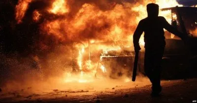 Вор Ханукович нанимает гопников для борьбы с восставшим народом на Украине