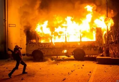 Вор Ханукович нанимает гопников для борьбы с восставшим народом на Украине