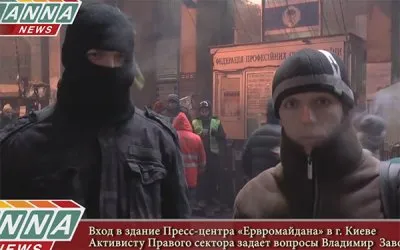 У входа в здание Пресс центра «Ервромайдана» в г Киев Активист Правого сектора