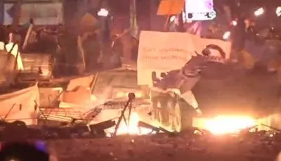 В Киеве жгут бронетехнику защищающую власть Януковича