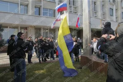 В Крыму свергли власть центральной Украины. Над Керчью развивается флаг России / Обновление