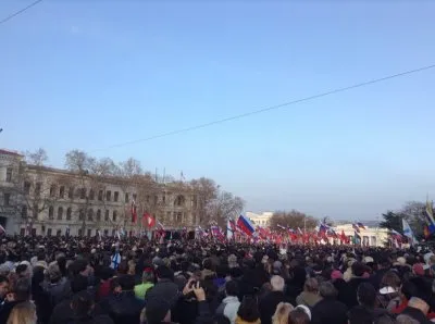 В Крыму свергли власть центральной Украины. Над Керчью развивается флаг России / Обновление