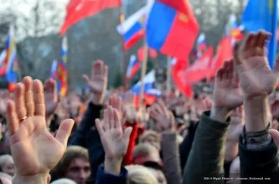 В Крыму свергли власть центральной Украины. Над Керчью развивается флаг России / Обновление