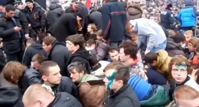 В Харькове представителей Майдана поставили на колени и обмазали зелёнкой