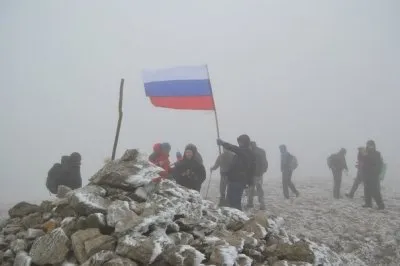 Русские националисты установили флаг России на вершине самой высокой горы Крыма