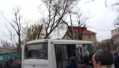 В Одессе закидали камнями автобус со сторонниками евроинтеграции / Обновление