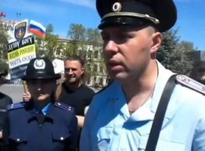 Российские полицейские пытаются разогнать митинг в Севастоле.