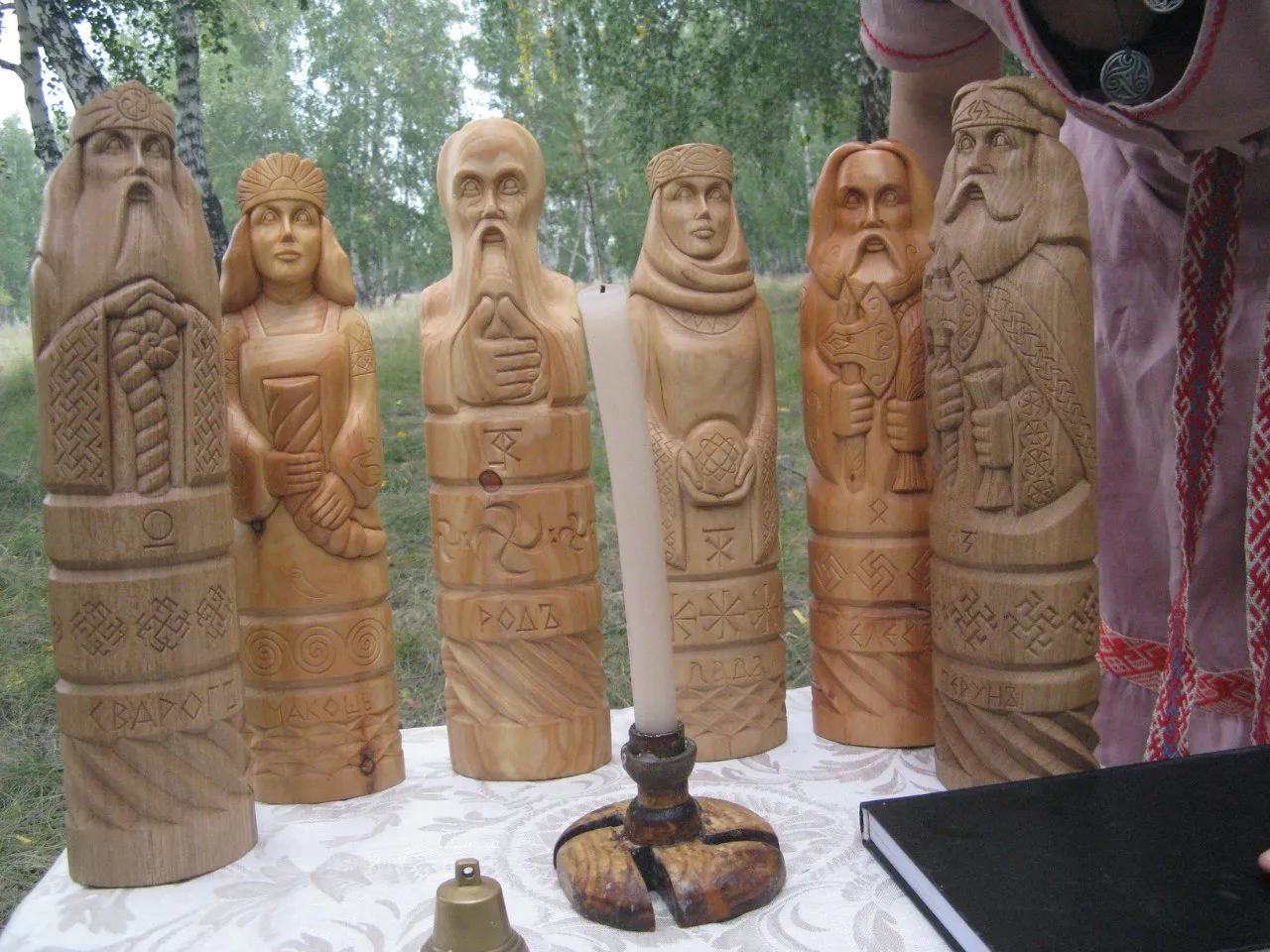 ОБРАЗЫ РОДНЫХ БОГОВ И ПРЕДКОВ