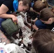 Девушке, изготавливающей коктейль Молотова