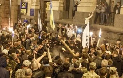 Драка между украинскими национал-социалистами и майдановцами в Киеве