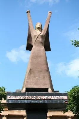 Уходят титаны карнавала 90-х