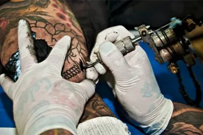 Жительницу Саратова арестовали на 15 суток за татуировку