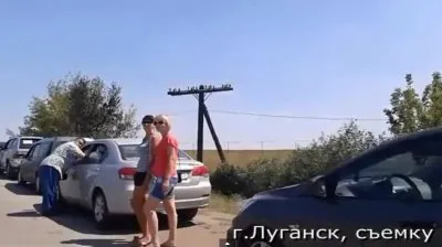 Многокилометровая вереница беженцев из Луганска