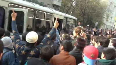 Исламистский майдан в Москве: толпа мусульман избила омоновцев и освободила исламиста