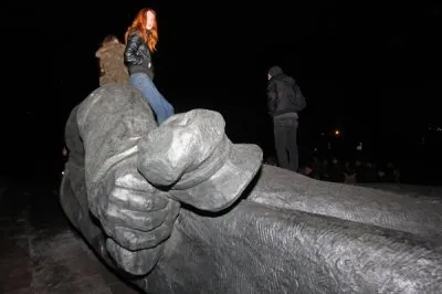 Как на Украине памятники Ленина на зло русским сносят