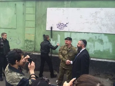 «Правый сектор» вместе с евреями замазывали свастику и антисемитские лозунги