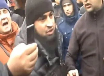 Кавказцы и среднеазиаты побили видеооператора и отбили соплеменника у ОМОНа