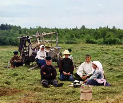 При царе или при советской власти лучше жилось простому народу? [Опрос]