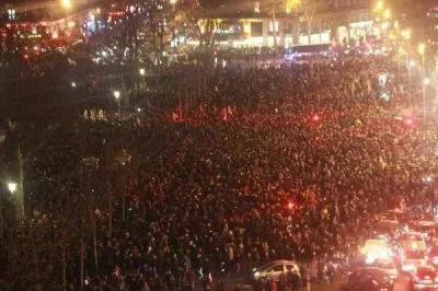 Десятки тысяч французов вышли на улицы митингуя против исламистских террористов