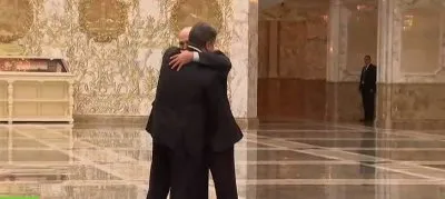 Объятия Порошенко и Лукашенко под возгласы: "Зачем вы бомбите мирных жителей?!"