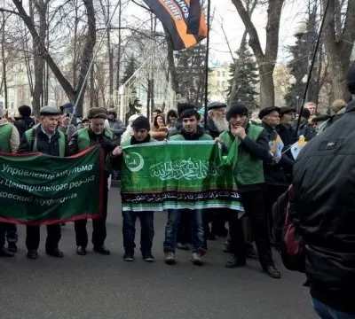 Кому в РФ жить хорошо? Коммунисты и мусульмане при поддержке чиновников вышли на митинг «Антимайдан»