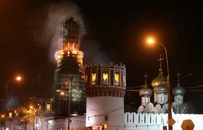 В Москве горит монастырь, в котором благословляли Путина на президентство