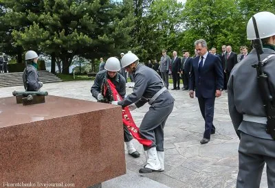 О том, как Путин, Медведев и Шойгу на поклон к финской свастике ходили