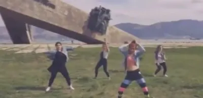 Девушки станцевали твёрк на фоне мемориала ВОВ в Новороссийске.