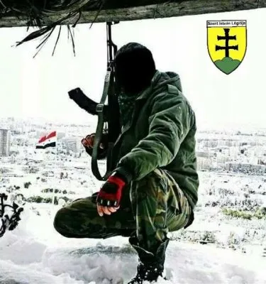 Уцелевщие национальные подразделения противостоят необольшевикам, сдающим Новороссию