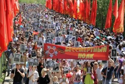 Россия и Украина: линия раздела. Марш вышиванок против «бессмертного полка».