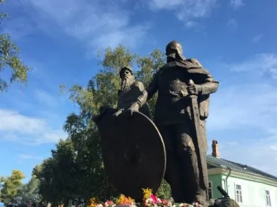 Памятник великим князьям Рюрику и Олегу открыли в Старой Ладоге