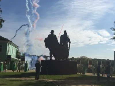 Памятник великим князьям Рюрику и Олегу открыли в Старой Ладоге