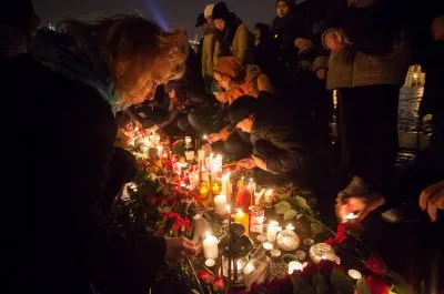 Фоторепортаж с траурной акции на Дворцовой площади, куда пришли тысячи петербуржцев