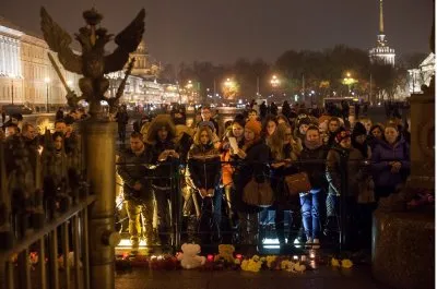 Фоторепортаж с траурной акции на Дворцовой площади, куда пришли тысячи петербуржцев