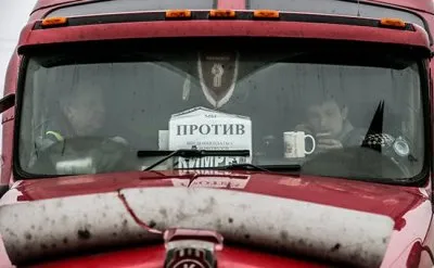 Дорожные войны: дальнобойщики частично перекрыли МКАД, полиция перекрыла дороги Москвы