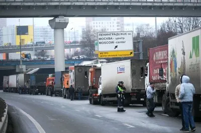 Дорожные войны: дальнобойщики частично перекрыли МКАД, полиция перекрыла дороги Москвы