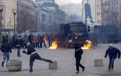 В Косово мусульманские радикалы устроили беспорядки выступая против сербской автономии